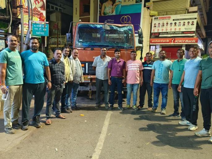 Rescue of 31 animals being chased by vehicle and taken to slaughter | वाहनांचा पाठलाग करून कत्तलीसाठी नेणाऱ्या ३१ जनावरांची सुटका Rescue of 31 animals being chased by vehicle and taken to slaughter | वाहनांचा पाठलाग करून कत्तलीसाठी नेणाऱ्या ३१ जनावरांची सुटका