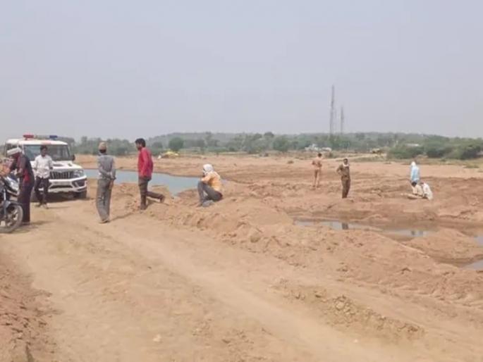Revenue Department action against sand mafia; Barge burnt, goods worth 36 lakhs destroyed | महसूलची रेती माफियांवर कारवाई; बार्ज जाळले, ३६ लाखांचा मुद्देमाल केला नष्ट Revenue Department action against sand mafia; Barge burnt, goods worth 36 lakhs destroyed | महसूलची रेती माफियांवर कारवाई; बार्ज जाळले, ३६ लाखांचा मुद्देमाल केला नष्ट