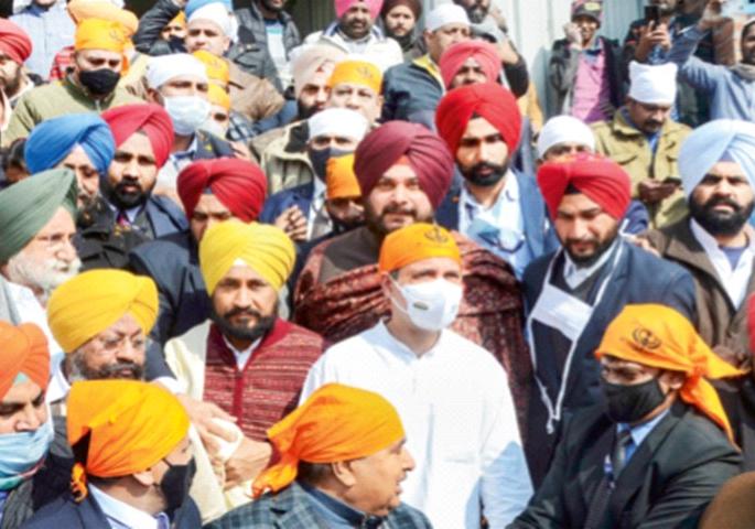 Rahul Gandhi's visit to Durgiana temple, no MP was present at the reception | दुर्ग्याणा मंदिरला राहुल गांधींची भेट, स्वागताला एकही खासदार नव्हता हजर Rahul Gandhi's visit to Durgiana temple, no MP was present at the reception | दुर्ग्याणा मंदिरला राहुल गांधींची भेट, स्वागताला एकही खासदार नव्हता हजर