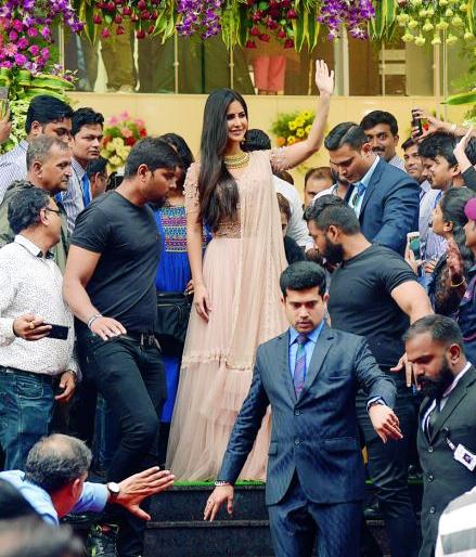 To see a look of Catarina --- | कॅटरिनाची एक अदा पाहण्यासाठी नागपूरकरांची एकच गर्दी To see a look of Catarina --- | कॅटरिनाची एक अदा पाहण्यासाठी नागपूरकरांची एकच गर्दी