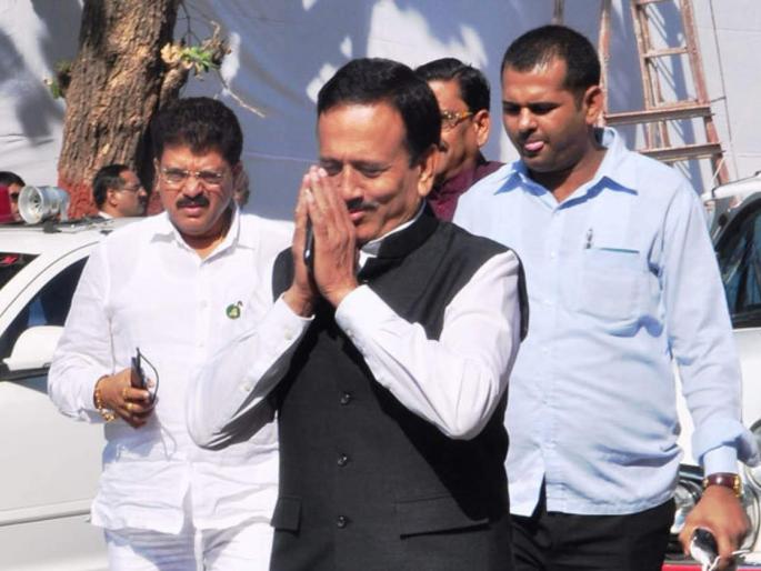 Stop spending money on school repairs, warns Minister Girish Mahajan to ZP meeting | शाळा दुरुस्तीत पैसे खायची कामे बंद करा, मंत्री गिरीश महाजनांचा ZP बैठकीत इशारा Stop spending money on school repairs, warns Minister Girish Mahajan to ZP meeting | शाळा दुरुस्तीत पैसे खायची कामे बंद करा, मंत्री गिरीश महाजनांचा ZP बैठकीत इशारा
