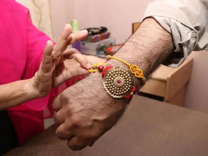 Such an officer is rare, hundreds of packets of rakhis reached the administrative office in chandrapur | असा अधिकारी दुर्मिळच, शेकडो राख्यांचे पाकिट पोहचले प्रशासकीय कार्यालयात