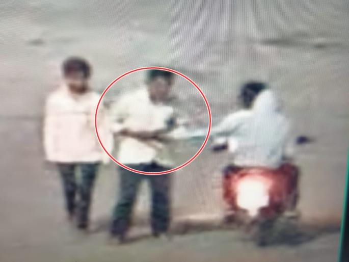 The accused who stole the mobile phone of the devotees was handcuffed within an hour | भाविकांचा मोबाईल चोरणाऱ्या आरोपीला तासाभरात बेड्या The accused who stole the mobile phone of the devotees was handcuffed within an hour | भाविकांचा मोबाईल चोरणाऱ्या आरोपीला तासाभरात बेड्या