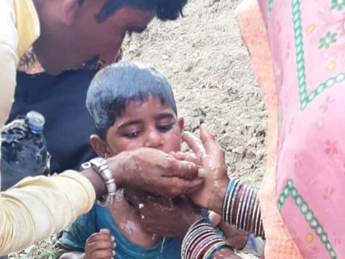He fell into a 350-foot borewell and survived in nagpur ramtek | ३५० फूटाच्या बोरवेलच्या खड्ड्यात बालक पडला, नशीब बलवत्तर म्हणून जीव वाचला He fell into a 350-foot borewell and survived in nagpur ramtek | ३५० फूटाच्या बोरवेलच्या खड्ड्यात बालक पडला, नशीब बलवत्तर म्हणून जीव वाचला