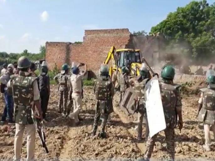 A bulldozer turned on the house of 12 people after beating a traffic constable | ट्रॅफिक हवालदारास मारहाण, पोलिसांनी १२ जणांच्या घरावर फिरवला बुलडोझर A bulldozer turned on the house of 12 people after beating a traffic constable | ट्रॅफिक हवालदारास मारहाण, पोलिसांनी १२ जणांच्या घरावर फिरवला बुलडोझर