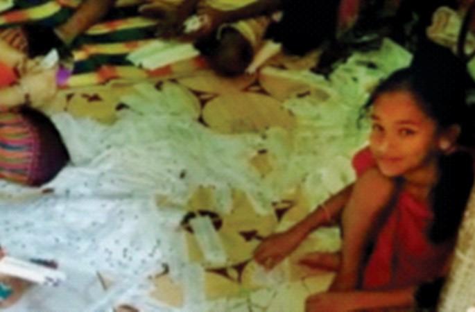 Stick packing of RTPCR takes place in slums | धक्कादायक ! आरटीपीसीआरचे स्टिक पॅकिंग होतात झोपडपट्टीत