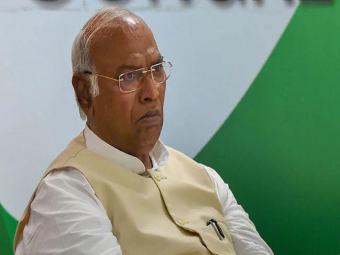 mallikarjun kharge suffers first electoral defeat of career | अकरा वेळा निवडणूक जिंकणारे खरगे मोदी लाटेत पराभूत mallikarjun kharge suffers first electoral defeat of career | अकरा वेळा निवडणूक जिंकणारे खरगे मोदी लाटेत पराभूत