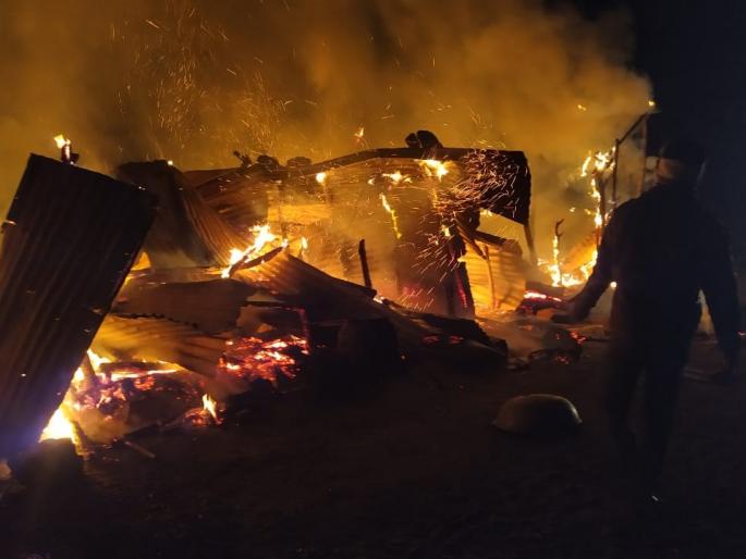 The fire in the field destroyed the house and the barn, and the pets also died | शेतात लागलेल्या आगीत घर अन् गोठा भस्मसात, पाळीव प्राणीही मृत्युमुखी 