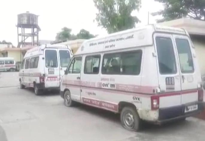 Dancing ambulance ... The program started in an ambulance, the catastrophic video went viral in delhi | रुग्णवाहिकेतच सुरू होतं अश्लील काम, व्हिडिओ झाला व्हायरल Dancing ambulance ... The program started in an ambulance, the catastrophic video went viral in delhi | रुग्णवाहिकेतच सुरू होतं अश्लील काम, व्हिडिओ झाला व्हायरल