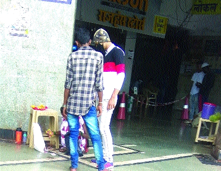 Alcoholism is rampant in the Nerul railway station area | नेरुळ रेल्वे स्थानक परिसरात मद्यपींचा वावर वाढला Alcoholism is rampant in the Nerul railway station area | नेरुळ रेल्वे स्थानक परिसरात मद्यपींचा वावर वाढला