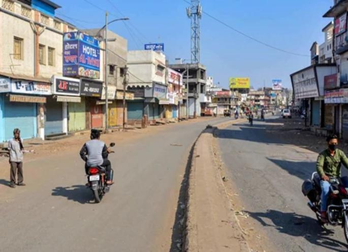 Tensions remain high in Amravati city, both BJP MLAs and MLAs in custody | अमरावती शहरामध्ये तणावपूर्ण शांतता, आमदारासह भाजपचे दोघे ताब्यात Tensions remain high in Amravati city, both BJP MLAs and MLAs in custody | अमरावती शहरामध्ये तणावपूर्ण शांतता, आमदारासह भाजपचे दोघे ताब्यात