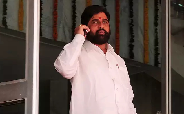 Eknath Shinde took care of private hospitals charging unrealistic bills | अवास्तव बिल आकारणाऱ्या खासगी रुग्णालयांवर कारवाई करा, एकनाथ शिंदेंचे आदेश Eknath Shinde took care of private hospitals charging unrealistic bills | अवास्तव बिल आकारणाऱ्या खासगी रुग्णालयांवर कारवाई करा, एकनाथ शिंदेंचे आदेश