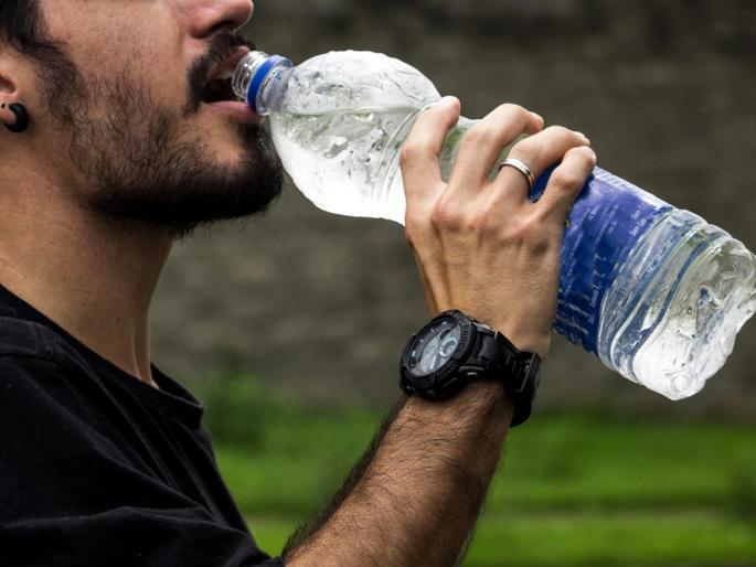 cold hain ... looted ... 5 rupees water bottle in 20, unforgivable negligence of food and medicine department | गारंय... लुटंय... 5 रुपयांची पाणी बाटली २०मध्ये, अन्न औषध विभागाचे दुर्लक्ष्य cold hain ... looted ... 5 rupees water bottle in 20, unforgivable negligence of food and medicine department | गारंय... लुटंय... 5 रुपयांची पाणी बाटली २०मध्ये, अन्न औषध विभागाचे दुर्लक्ष्य