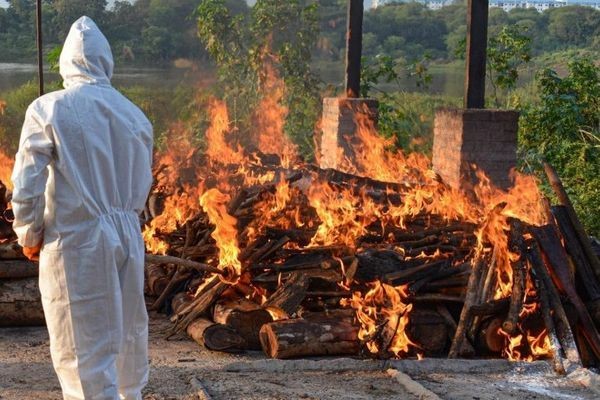 Shocking! In Gujarat, 1 lakh 23 thousand people died in 71 days | धक्कादायक ! गुजरातमध्ये ७१ दिवसांत १,२३,८७१ डेथ सर्टिफिकेट्स; पण कोरोनाबळींचा 'सरकारी' आकडा ४,२१८ Shocking! In Gujarat, 1 lakh 23 thousand people died in 71 days | धक्कादायक ! गुजरातमध्ये ७१ दिवसांत १,२३,८७१ डेथ सर्टिफिकेट्स; पण कोरोनाबळींचा 'सरकारी' आकडा ४,२१८