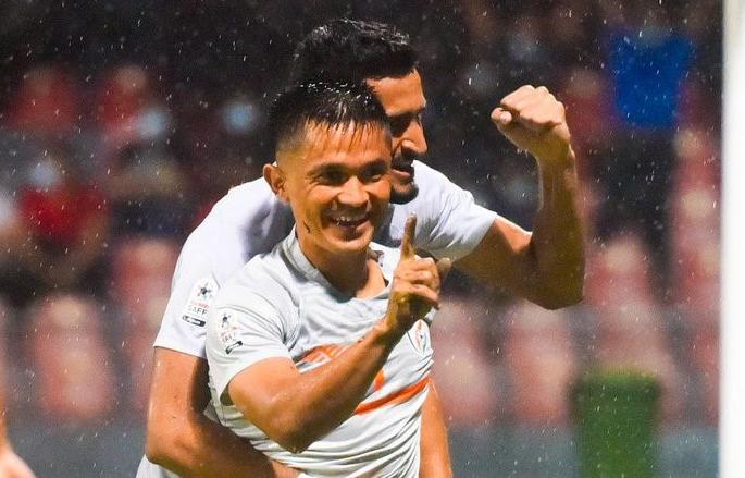 Sunil Chhetri : India wins saif Champions Trophy for 8th time in football, sunil chetri Chhetri equals leonel Messi | Sunil Chhetri : जय हो ! भारताने 8 व्यांदा सैफ चॅम्पियन ट्रॉफी जिंकली, छेत्रीनं केली मेस्सीची बरोबरी Sunil Chhetri : India wins saif Champions Trophy for 8th time in football, sunil chetri Chhetri equals leonel Messi | Sunil Chhetri : जय हो ! भारताने 8 व्यांदा सैफ चॅम्पियन ट्रॉफी जिंकली, छेत्रीनं केली मेस्सीची बरोबरी