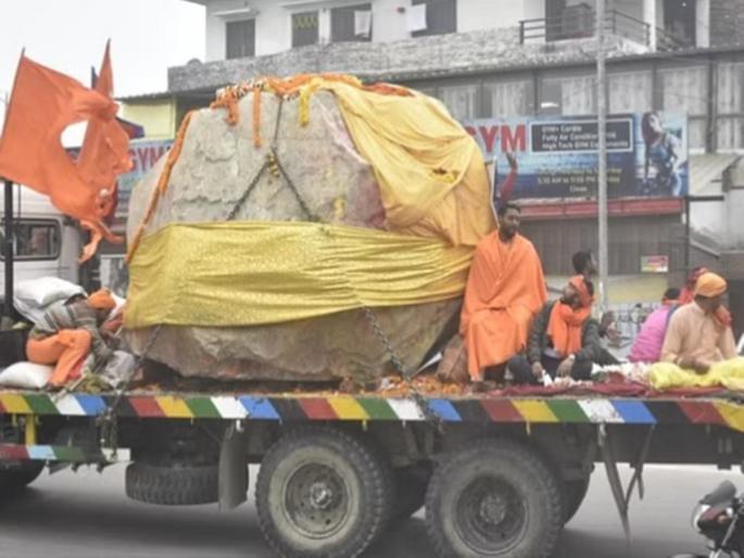 Crowd to worship Shaligram Shila in Gorakhpur, leave for Ayodhya for ram mandir | गोरखपूरमध्ये शाळीग्राम शिळांच्या पूजनासाठी गर्दी, मुक्कामानंतर अयोध्येकडे रवाना Crowd to worship Shaligram Shila in Gorakhpur, leave for Ayodhya for ram mandir | गोरखपूरमध्ये शाळीग्राम शिळांच्या पूजनासाठी गर्दी, मुक्कामानंतर अयोध्येकडे रवाना