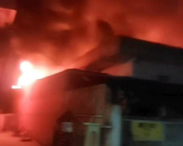 Midnight fire in Nagpur, loss of 2 crores; Residents spent the night awake | नागपुरात मध्यरात्री उडाला आगीचा भडका, 2 कोटींचे नुकसान; रहिवाशांनी जागून काढली रात्र Midnight fire in Nagpur, loss of 2 crores; Residents spent the night awake | नागपुरात मध्यरात्री उडाला आगीचा भडका, 2 कोटींचे नुकसान; रहिवाशांनी जागून काढली रात्र