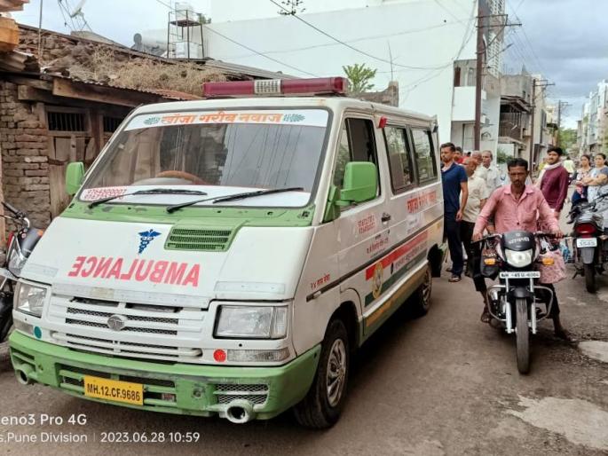 As there is no crematorium, cremation is done in another village after walking 15 km in akluj | गावात स्मशानभूमी नसल्याने १५ किमी पायपीट करून दुसऱ्या गावात अंत्यसंस्कार