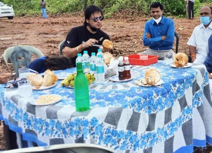 Actor Vivek Oberoi Vengurlyat, 'Lunch Pay Discussion' with Minister Deepak Kesarkar | अभिनेता विवेक ऑबेराय सिंधुदुर्गच्या प्रेमात, कुटुंबासह वेगुर्ले अन् सावंतवाडीला दिली भेट Actor Vivek Oberoi Vengurlyat, 'Lunch Pay Discussion' with Minister Deepak Kesarkar | अभिनेता विवेक ऑबेराय सिंधुदुर्गच्या प्रेमात, कुटुंबासह वेगुर्ले अन् सावंतवाडीला दिली भेट