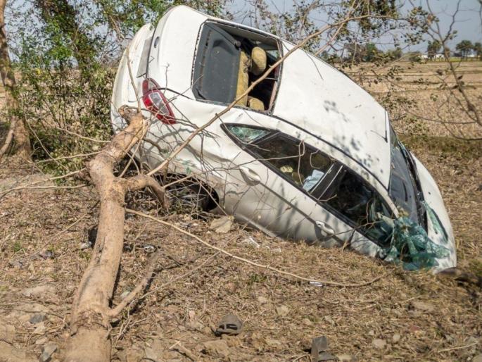 Accident 5 days before wedding; Two youths killed, one injured in jalgaon | लग्नाच्या ५ दिवस आधी युवकाचा अपघात; दोन तरुण ठार, एक जखमी Accident 5 days before wedding; Two youths killed, one injured in jalgaon | लग्नाच्या ५ दिवस आधी युवकाचा अपघात; दोन तरुण ठार, एक जखमी