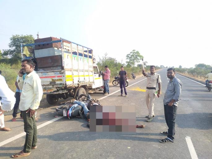 Collided on a two-wheeler-pickup, two killed 1 seriously injured | दुचाकी-पिकअपवर आदळली, दोन ठार 1 गंभीर जखमी  Collided on a two-wheeler-pickup, two killed 1 seriously injured | दुचाकी-पिकअपवर आदळली, दोन ठार 1 गंभीर जखमी