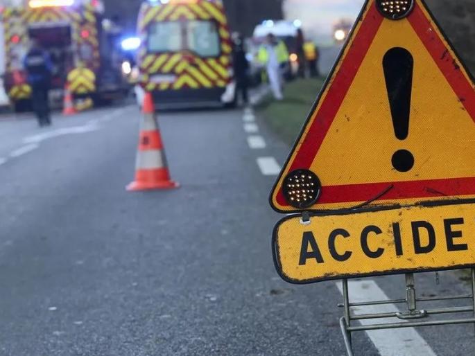 A 2-year-old boy ran down the road after losing sight of his mother and was found under the car | २ वर्षांचे मूल आईची नजर चुकवून रस्त्यावर धावले अन् गाडी खाली आले; प्रकृती गंभीर A 2-year-old boy ran down the road after losing sight of his mother and was found under the car | २ वर्षांचे मूल आईची नजर चुकवून रस्त्यावर धावले अन् गाडी खाली आले; प्रकृती गंभीर