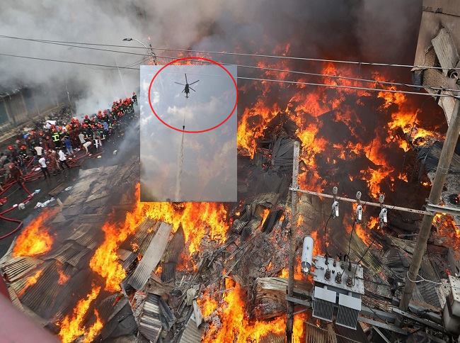 Dhaka's biggest bazaar bungabazar on fire; The water was hit by a helicopter with a tow truck | 'ढाका'मधील बाजारला आग, ६ हजार दुकानं; अग्निशमनसह हेलिकॉप्टरनेही मारले पाणी Dhaka's biggest bazaar bungabazar on fire; The water was hit by a helicopter with a tow truck | 'ढाका'मधील बाजारला आग, ६ हजार दुकानं; अग्निशमनसह हेलिकॉप्टरनेही मारले पाणी