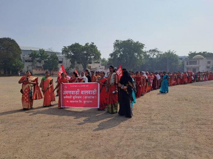 Anganwadi workers march in Khamgaon to demand justice | न्याय मागण्यांसाठी अंगणवाडी सेविकांचा खामगावात मोर्चा Anganwadi workers march in Khamgaon to demand justice | न्याय मागण्यांसाठी अंगणवाडी सेविकांचा खामगावात मोर्चा