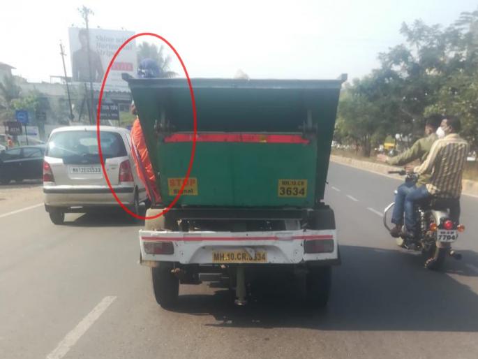 Oh my gosh ... Spiderman Grandma's thrilling journey hanging on the bell in miraj sangli | अरे बाप रे... महापालिकेच्या घंटागाडीला लटकून आजीचा थरारक जीवघेणा प्रवास