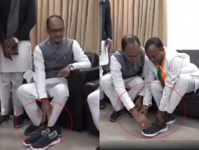 ... Finally, after 6 years, boots on the feet of the BJP district president of annupur, oath-taking by the former chief minister shivrajsingh chauhan | Video: ...अखेर ६ वर्षांनी भाजपा जिल्हाध्यक्षाच्या पायात बुट; माजी मुख्यमंत्र्यांकडून शपथपूर्ती ... Finally, after 6 years, boots on the feet of the BJP district president of annupur, oath-taking by the former chief minister shivrajsingh chauhan | Video: ...अखेर ६ वर्षांनी भाजपा जिल्हाध्यक्षाच्या पायात बुट; माजी मुख्यमंत्र्यांकडून शपथपूर्ती