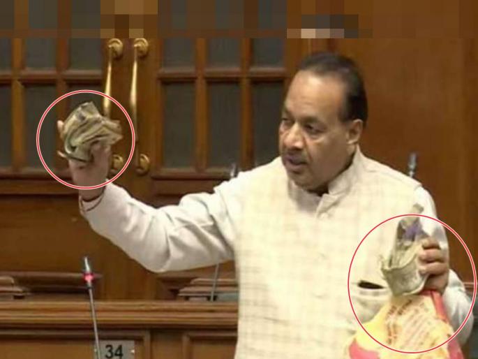 AAP MLAs are aggressive, taking out money from the bag, showing bundles of notes in the hall | विधानसभा सभागृहातच काढले बंडल, पोत्यातून नोटा दाखवत AAP चे आमदार आक्रमक AAP MLAs are aggressive, taking out money from the bag, showing bundles of notes in the hall | विधानसभा सभागृहातच काढले बंडल, पोत्यातून नोटा दाखवत AAP चे आमदार आक्रमक