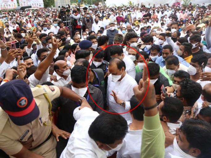 Corona Virus : No awareness of corona virus and the situation; Repentance crowd in front of Ajit Pawar in NCP's program in pune | Corona Virus : ना कसलं भान, ना परिस्थितीची जाण; राष्ट्रवादीच्या कार्यक्रमात अजितदादांसमोरच तोबा गर्दी Corona Virus : No awareness of corona virus and the situation; Repentance crowd in front of Ajit Pawar in NCP's program in pune | Corona Virus : ना कसलं भान, ना परिस्थितीची जाण; राष्ट्रवादीच्या कार्यक्रमात अजितदादांसमोरच तोबा गर्दी