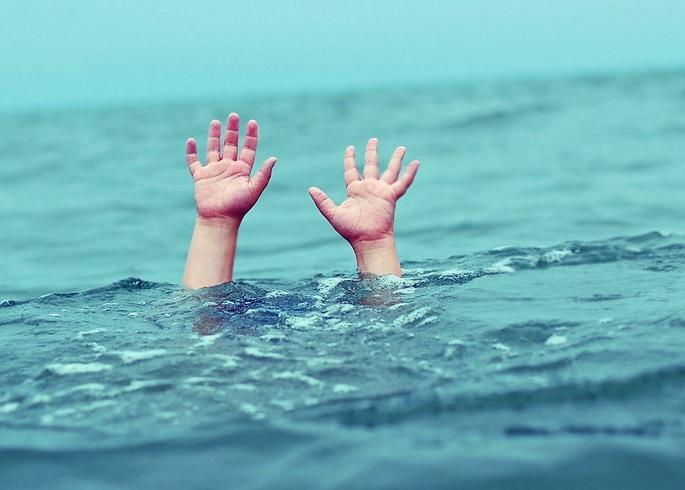 Two child drown in water, a quarrel between husband and wife in baramati | पती-पत्नीच्या भांडणात आईला वाचवताना दोन चिमुकल्यांचा पाण्यात बुडून मृत्यू 