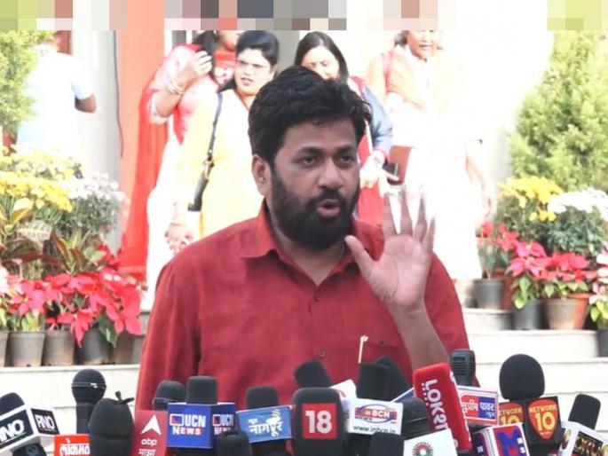 The government is wielding a sword against the people in the villages, the agitation of the Bachu Kadu for the poor houses in nagpur | 'सरकार खेड्यातल्या लोकांवरच तलवार चालवतंय', गरीबांच्या घरांसाठी बच्चू कडूंचं आंदोलन The government is wielding a sword against the people in the villages, the agitation of the Bachu Kadu for the poor houses in nagpur | 'सरकार खेड्यातल्या लोकांवरच तलवार चालवतंय', गरीबांच्या घरांसाठी बच्चू कडूंचं आंदोलन