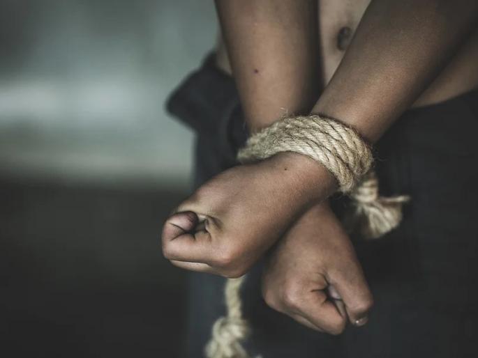 Shocking! Suspicious of his character, he kept his wife at home for ten years in beed | धक्कादायक! चारित्र्यावर संशय घेत पत्नीला तब्बल 10 वर्षांपासून घरात डांबले Shocking! Suspicious of his character, he kept his wife at home for ten years in beed | धक्कादायक! चारित्र्यावर संशय घेत पत्नीला तब्बल 10 वर्षांपासून घरात डांबले