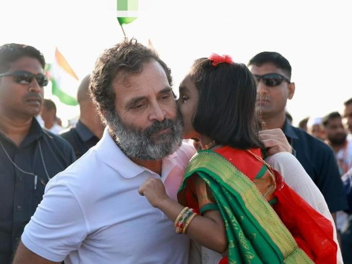 Rahul Gandhi's sweet meeting with a child, 70 percent participation of women in the bharat jodo yatra yatra | राहुल गांधींच्या भेटीसाठी चिमुकलीची रात्री २.३० पासूनच लगबग, यात्रेत ७० टक्के महिला Rahul Gandhi's sweet meeting with a child, 70 percent participation of women in the bharat jodo yatra yatra | राहुल गांधींच्या भेटीसाठी चिमुकलीची रात्री २.३० पासूनच लगबग, यात्रेत ७० टक्के महिला