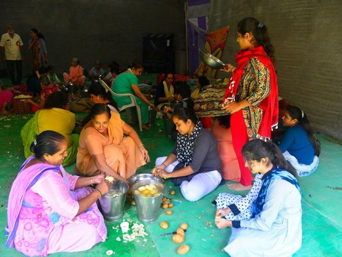 Hundreds of sisters in the service of devotees, forgetting the wealth of the house, higher education | MBA चं उच्च शिक्षण अन् घरची श्रीमंती विसरुन भाविकांच्या सेवेत करतात जेवण, धुणीभांडी Hundreds of sisters in the service of devotees, forgetting the wealth of the house, higher education | MBA चं उच्च शिक्षण अन् घरची श्रीमंती विसरुन भाविकांच्या सेवेत करतात जेवण, धुणीभांडी