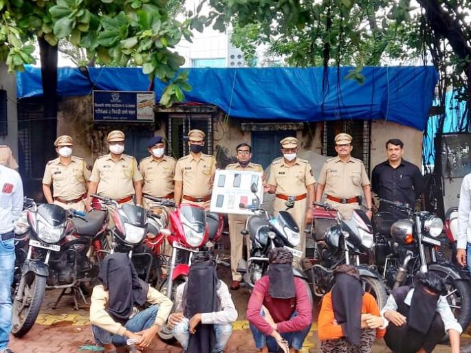 Solve 20 cases of bike and mobile theft; 7 arrested in bhiwandi | दुचाकी व मोबाईल चोरीच्या वीस गुन्ह्यांची उकल; 7 जणांना अटक Solve 20 cases of bike and mobile theft; 7 arrested in bhiwandi | दुचाकी व मोबाईल चोरीच्या वीस गुन्ह्यांची उकल; 7 जणांना अटक