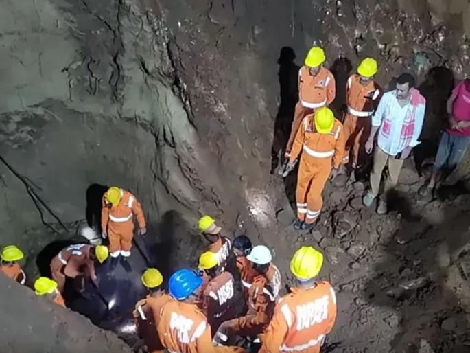 went to save the bull that had fallen into the well; 6 people died in a terrible accident in ranchi jharkhand | विहिरीत पडलेल्या बैलास वाचवण्यास गेले; भीषण दुर्घटनेत ६ जणांचा मृत्यू went to save the bull that had fallen into the well; 6 people died in a terrible accident in ranchi jharkhand | विहिरीत पडलेल्या बैलास वाचवण्यास गेले; भीषण दुर्घटनेत ६ जणांचा मृत्यू