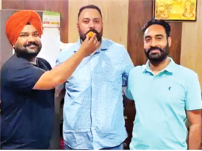 And within an hour the bank clerk is a millionaire! | अन् तासाभरातच बँक कारकून चक्क करोडपती! And within an hour the bank clerk is a millionaire! | अन् तासाभरातच बँक कारकून चक्क करोडपती!