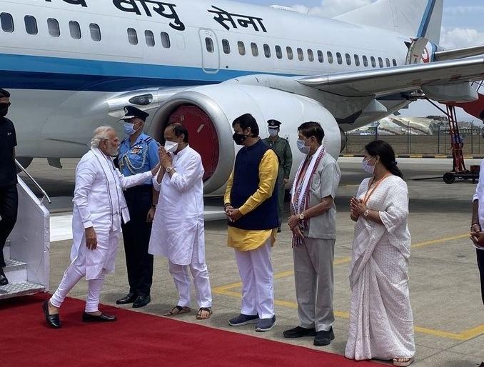 Narendra Modi: Welcoming the Prime Minister from Ajit Pawar in Pune, Modi put his hand on his shoulder | पुण्यात अजित पवारांनी केलं पंतप्रधानांचं स्वागत, मोदींनी ठेवला खांद्यावर हात Narendra Modi: Welcoming the Prime Minister from Ajit Pawar in Pune, Modi put his hand on his shoulder | पुण्यात अजित पवारांनी केलं पंतप्रधानांचं स्वागत, मोदींनी ठेवला खांद्यावर हात