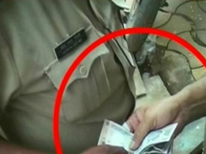 Alas.. In Solapur, the constable got caught in the net of anti-corruption for ten thousand | अरेरे.. सोलापुरात १० हजारांसाठी हवालदार अँटी करप्शनच्या जाळ्यात अडकला