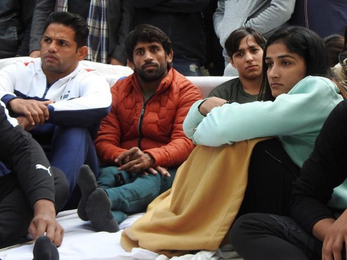 The girls are crying, something has happened to them; 1,430 villages support wrestlers | मुली रडत आहेत, त्यांच्यासोबत काहीतरी झालंय; १,४३० गावांचा कुस्तीपटूंना पाठिंबा The girls are crying, something has happened to them; 1,430 villages support wrestlers | मुली रडत आहेत, त्यांच्यासोबत काहीतरी झालंय; १,४३० गावांचा कुस्तीपटूंना पाठिंबा