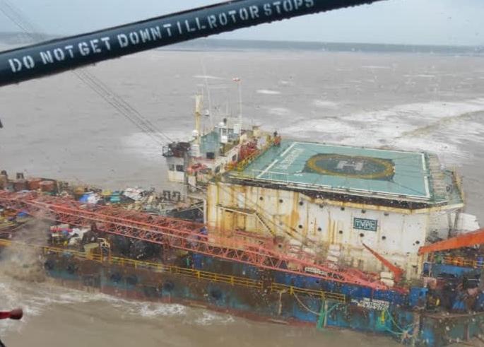 Eventually the stock of diesel in that barge was handed over to the concerned company | ... अखेर त्या बार्जमधील डिझेलचा साठा संबंधित कंपनीकडे सुपूर्द