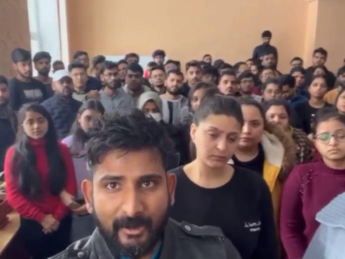 Russia-Ukrain War: Sumit 900 students get stuck drinking water by melting snow on the road | Russia-Ukrain War: रस्त्यावरचा बर्फ वितळवून पाणी पिण्याची वेळ, सुमी शहरात अडकले 900 विद्यार्थी Russia-Ukrain War: Sumit 900 students get stuck drinking water by melting snow on the road | Russia-Ukrain War: रस्त्यावरचा बर्फ वितळवून पाणी पिण्याची वेळ, सुमी शहरात अडकले 900 विद्यार्थी