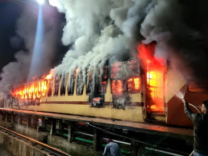 A coach caught fire at midnight at Pune railway station; No injuries or fatalities | पुणे रेल्वे स्टेशनवर मध्यरात्री एका डब्ब्याला आग; सुदैवाने जिवितहानी नाही A coach caught fire at midnight at Pune railway station; No injuries or fatalities | पुणे रेल्वे स्टेशनवर मध्यरात्री एका डब्ब्याला आग; सुदैवाने जिवितहानी नाही