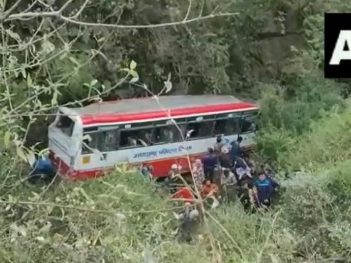 A bus full of 22 passengers fell into a valley, the system reached for help | २२ प्रवाशांनी भरलेली बस दरीत कोसळली, मदतीसाठी यंत्रणा पोहोचली A bus full of 22 passengers fell into a valley, the system reached for help | २२ प्रवाशांनी भरलेली बस दरीत कोसळली, मदतीसाठी यंत्रणा पोहोचली