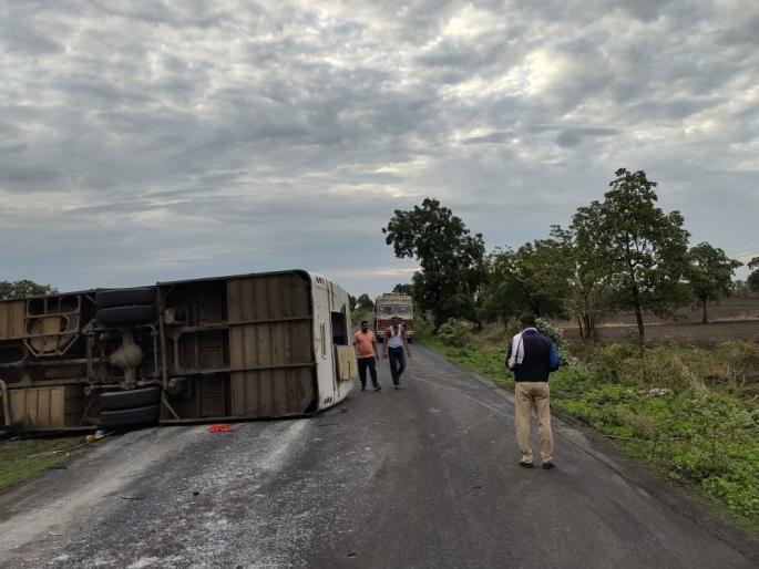 One killed, 6 injured as private bus overturns | खासगी बस पलटून एकजण जागीच ठार, 6 जखमी One killed, 6 injured as private bus overturns | खासगी बस पलटून एकजण जागीच ठार, 6 जखमी