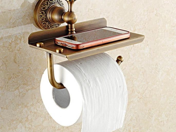 Video of the teacher hiding her mobile phone in the bathroom | बाथरुममध्ये मोबाइल लपवून शिक्षिकेचा काढला व्हिडीओ Video of the teacher hiding her mobile phone in the bathroom | बाथरुममध्ये मोबाइल लपवून शिक्षिकेचा काढला व्हिडीओ