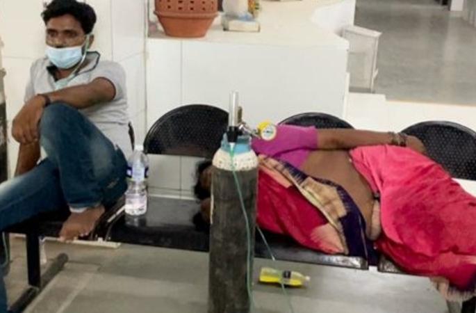 Odd picture in Kalyan Dombivali, oxygen is being given at the hospital | कल्याण डोंबिवलीतील विदारक चित्र, रुग्णालयात बाकावरच दिला जातोय ऑक्सीजन Odd picture in Kalyan Dombivali, oxygen is being given at the hospital | कल्याण डोंबिवलीतील विदारक चित्र, रुग्णालयात बाकावरच दिला जातोय ऑक्सीजन